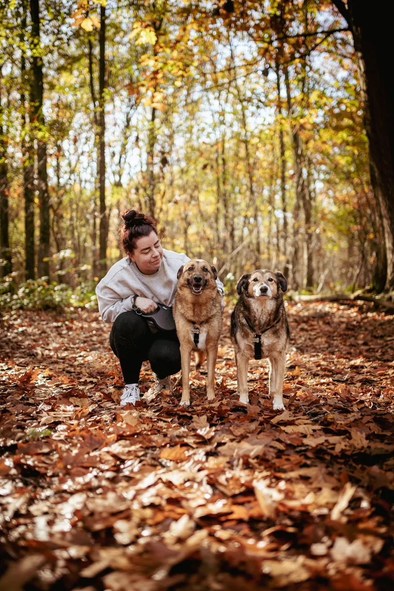 Ellen samen met haar twee honden in het bos