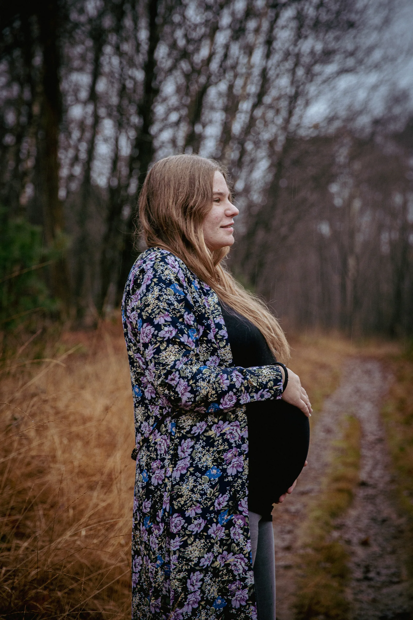 Zwangerschapsportret in de natuur, gefotografeerd door Ellen